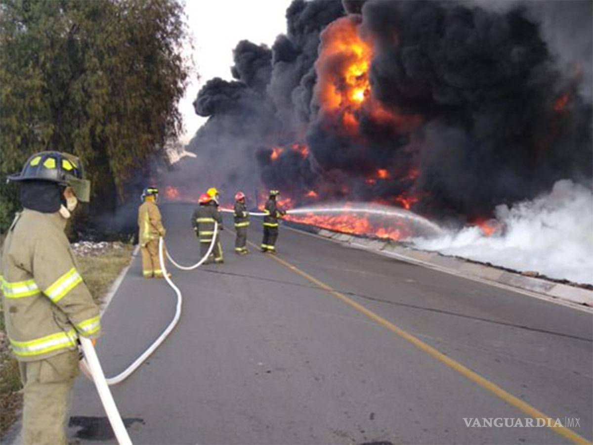 $!Desalojan a 200 personas por incendio en ducto de Pemex