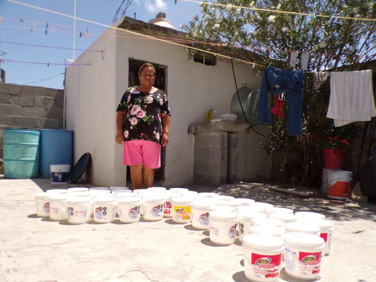 $!Doña Juana María Vázquez tiene que acarrear agua todos los días en estas tinas para satisfacer sus necesidades de alimentación e higiene en su domicilio