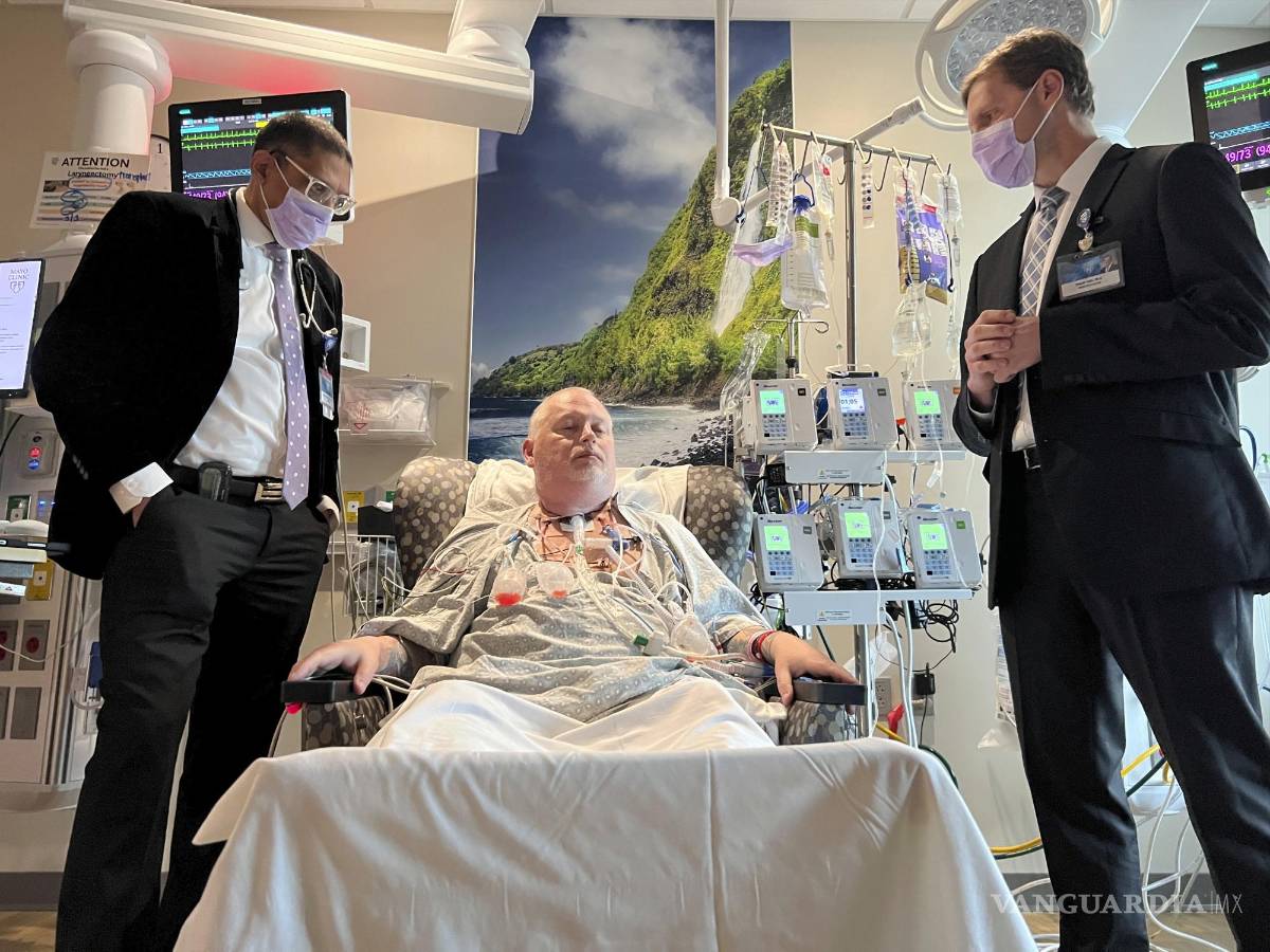 $!El Dr. Girish Mour (i) director médico del Programa de Trasplante de Laringe y Tráquea de Mayo Clinic, y el Dr. David Lott,(d), con Marty Kedian en Phoenix.