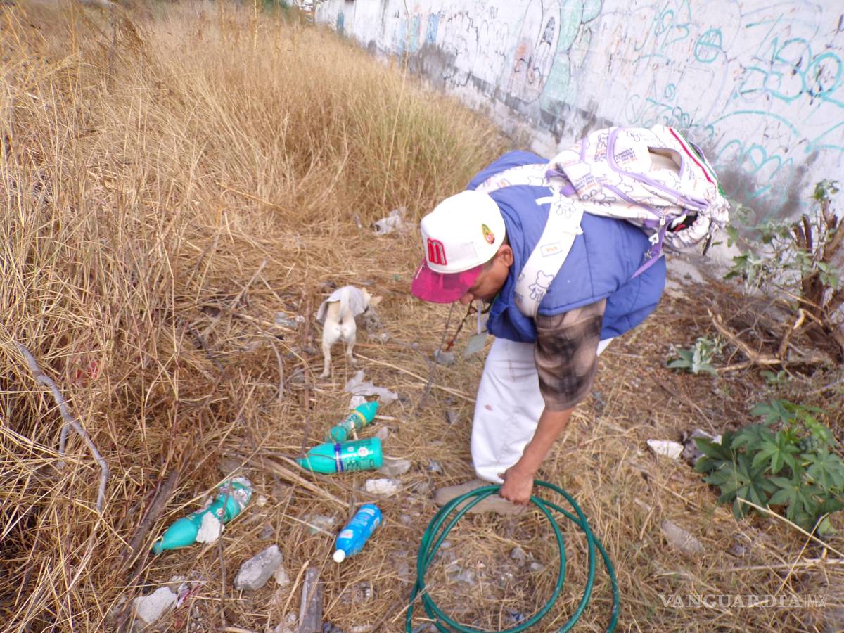 $!Jesús Hernández, Pinocho, junto a su perro Sansón, recorren el arroyo para limpiar lo que otros ensucian.