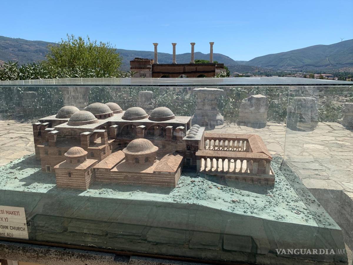 $!Maqueta que reproduce la Basílica de San Juan, con los restos reales al fondo. El templo fue construido por el emperador bizantino Justiniano en el lugar donde se cree fue enterrado el apóstol y evangelista. EFE/Antonio Sánchez Solís
