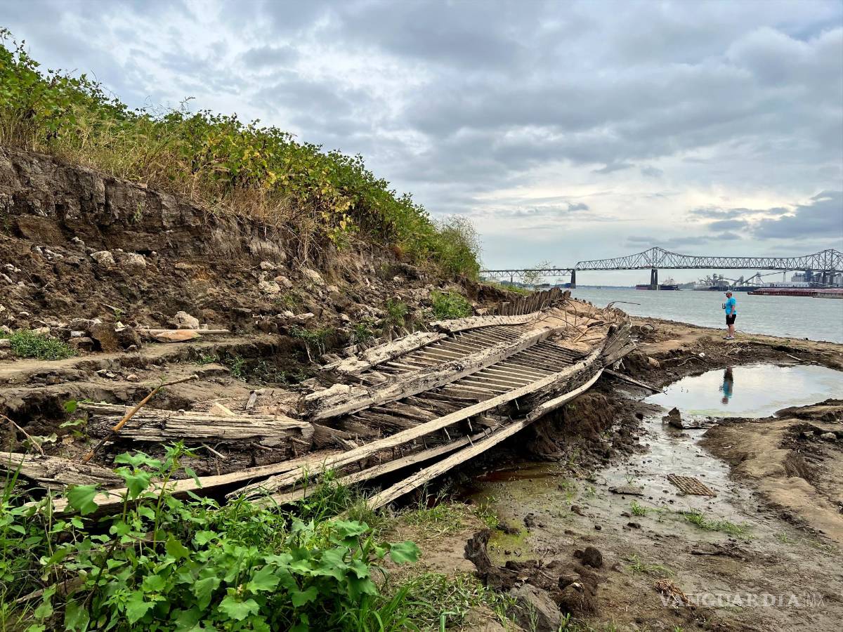$!Un hombre que camina a lo largo del río Mississippi en Baton Rouge, Luisiana, se detiene para mirar un naufragio revelado por el bajo nivel del agua.