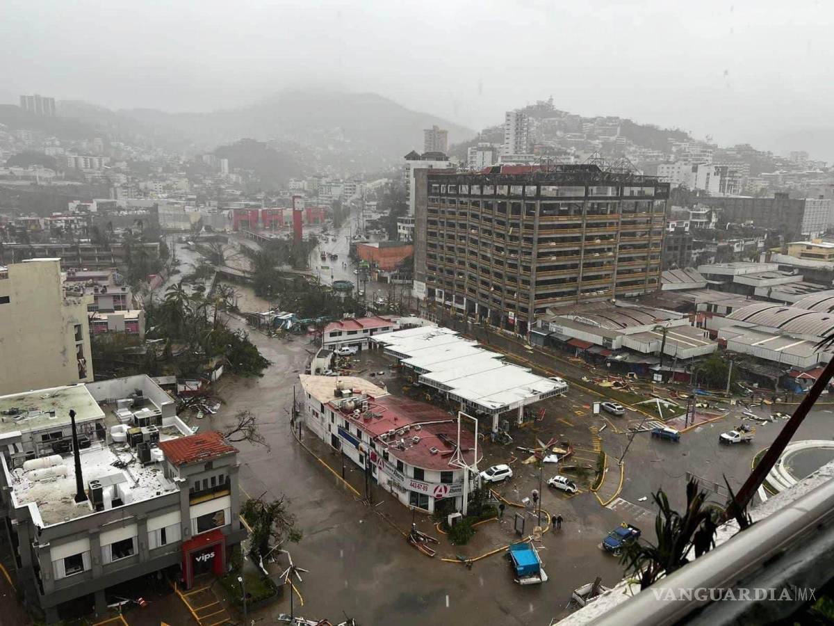 $!Plazas, hoteles y calles lucen destruidas tras la entrada del huracán Otis al puerto de Acapulco.