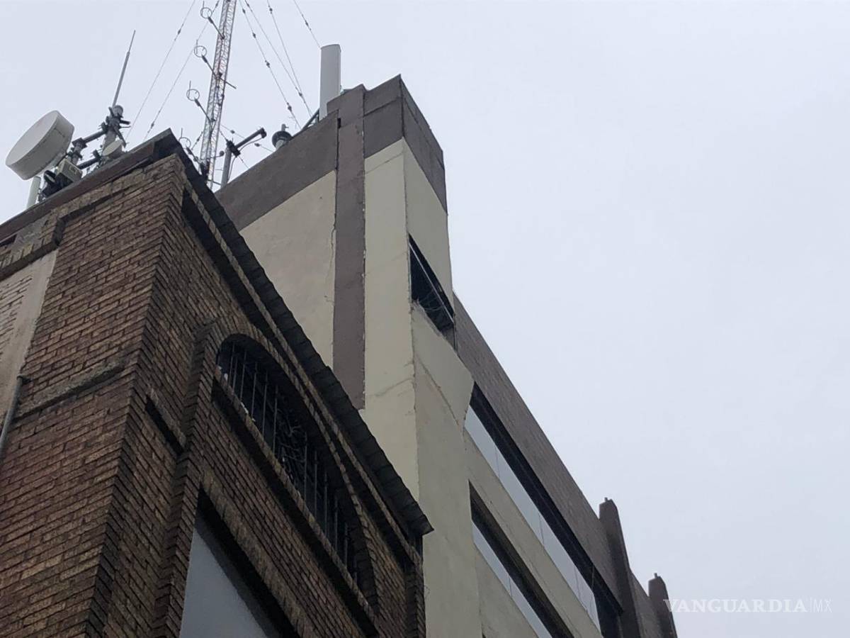 $!En Saltillo cae estructura de un edificio sobre un carro, ante fuertes vientos en la ciudad