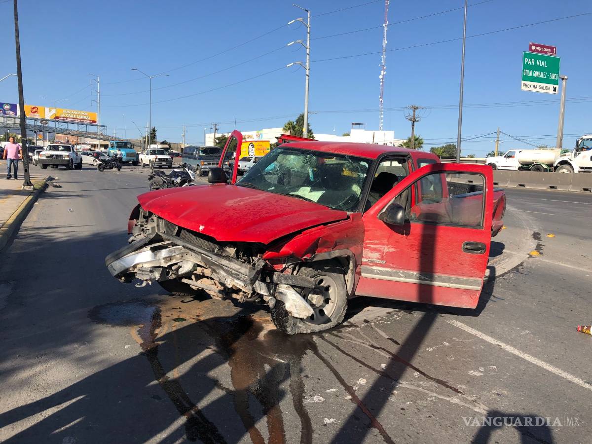 $!Ebrio causa aparatoso accidente en el Periférico LEA de Saltillo