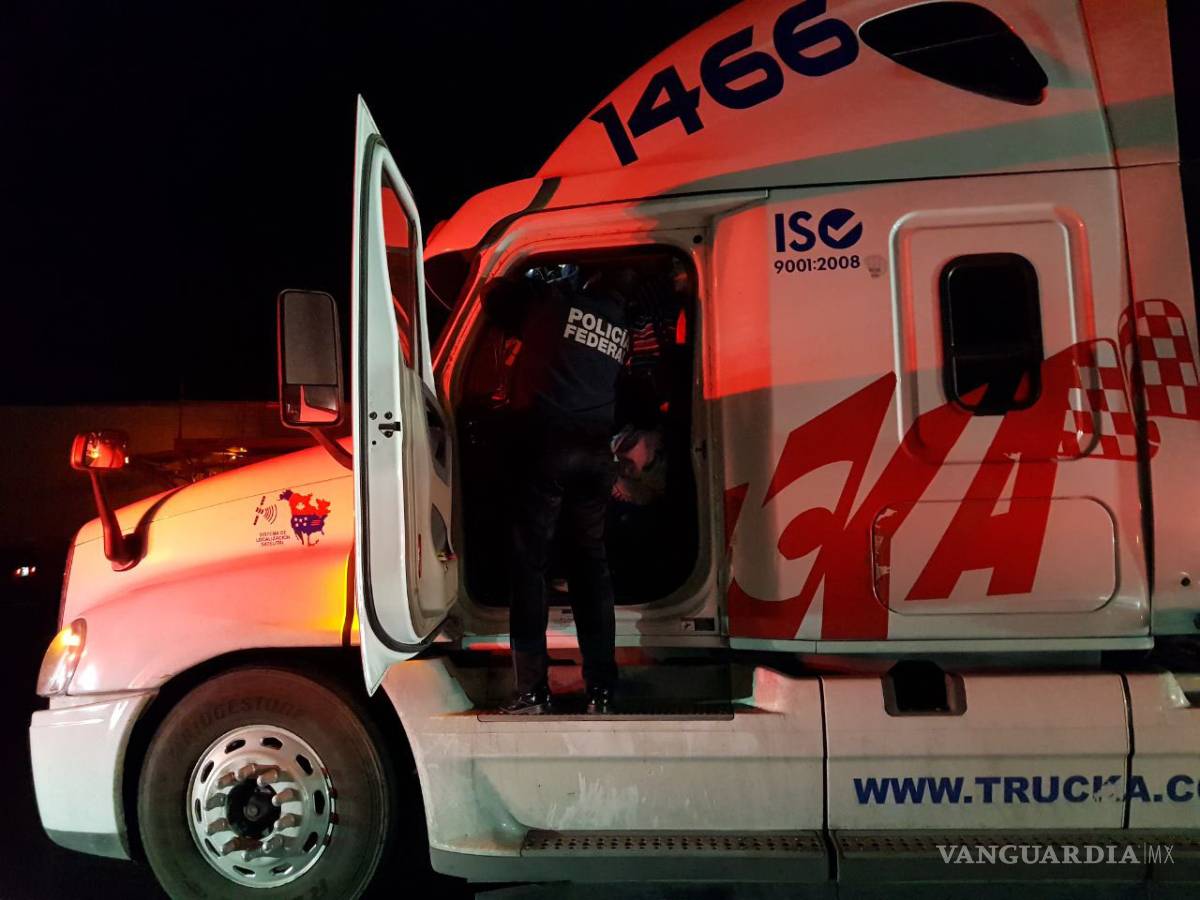 $!Salvan a 21 migrantes hacinados en camarote