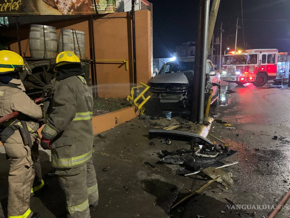 $!Supuesto funcionario choca y ocasiona fuga de gas, al norte de Saltillo