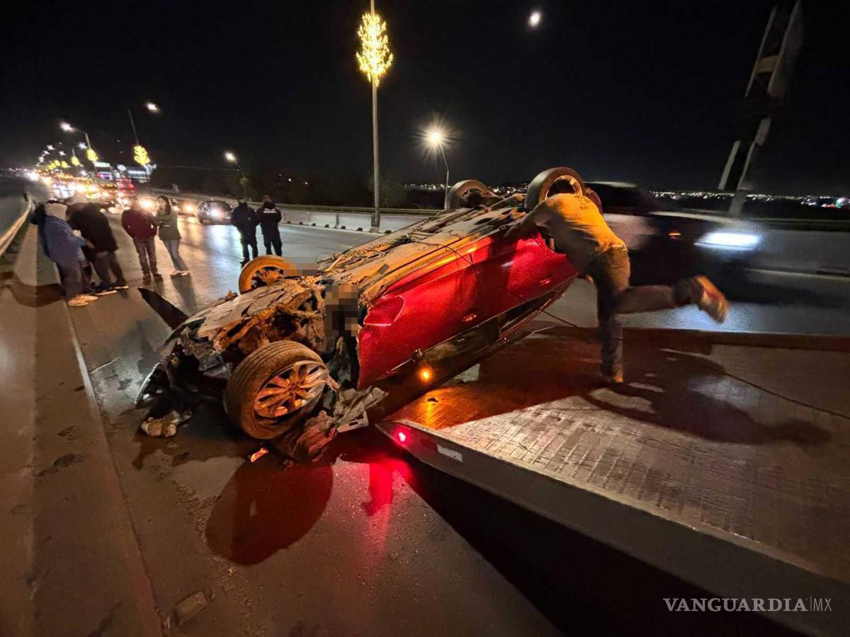 $!Familiares y compañeros de trabajo auxiliaron a la conductora tras el accidente.