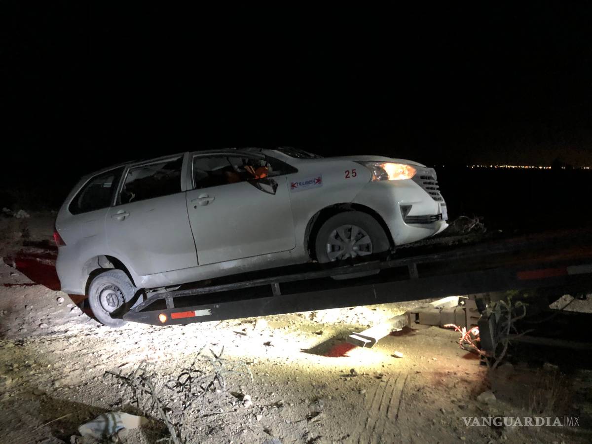 $!Por exceso de velocidad vuelca sobre la carretera Los Pinos