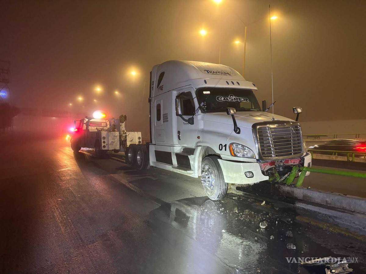 $!El tráiler fue remolcado a un corralón, donde permanecerá hasta que el responsable pague los daños.
