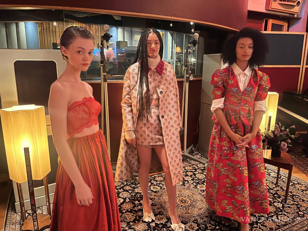 $!Modelos posan con creaciones de la diseñadora Patricia Voto para la colección de otoño de la marca sostenible One/Of en Nueva York.