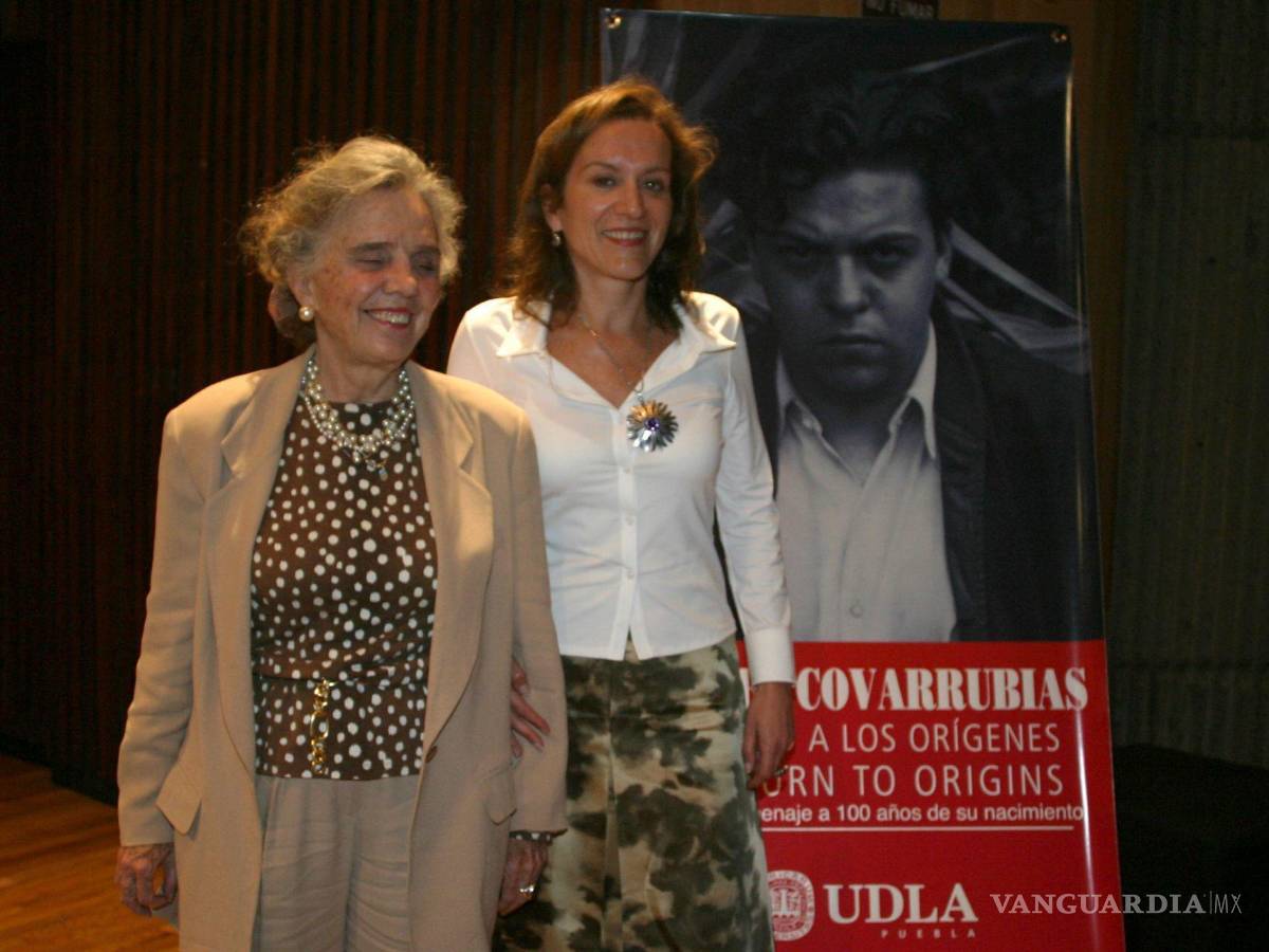$!27NOVIEMBRE2004. La escritora Elena Poniatowska y Sylvia Navarro presentaron el libro Miguel Covarruvias Retorno a los Origenes.