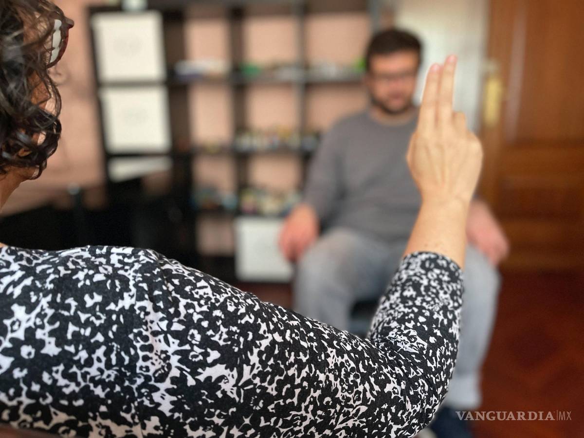 $!El paciente mueve los ojos siguiendo la mano de la terapeuta.