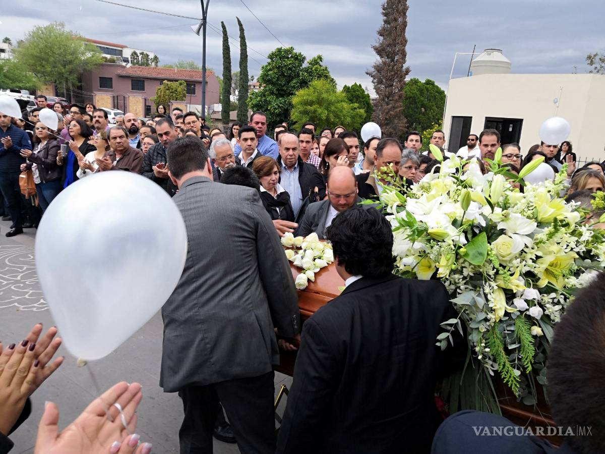 $!Despiden a estudiante asesinado en Nuevo León; Monclova le llora al joven de 23 años