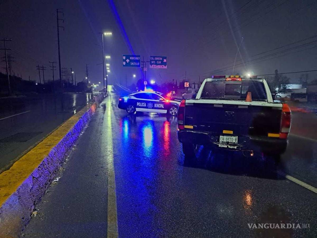 $!El alcalde Carlos Villarreal supervisa las medidas preventivas tras el accidente provocado por el pavimento congelado.