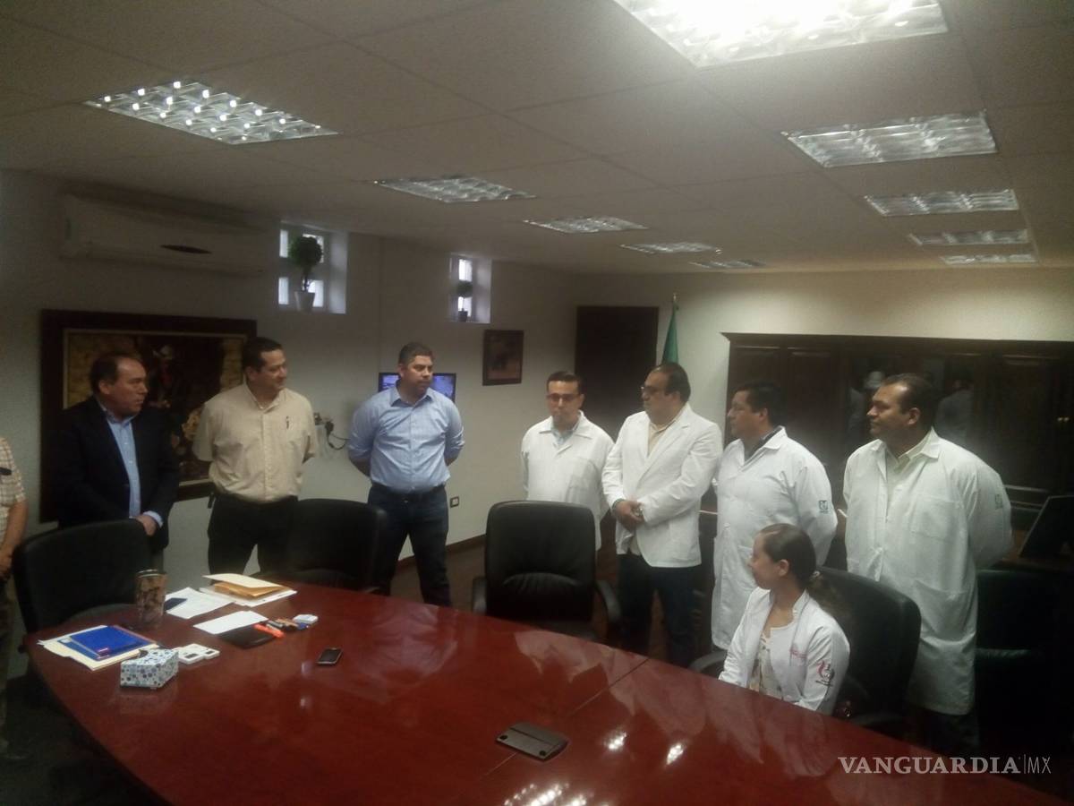 $!Entregan incentivos a médicos especialistas que recién llegaron a Monclova