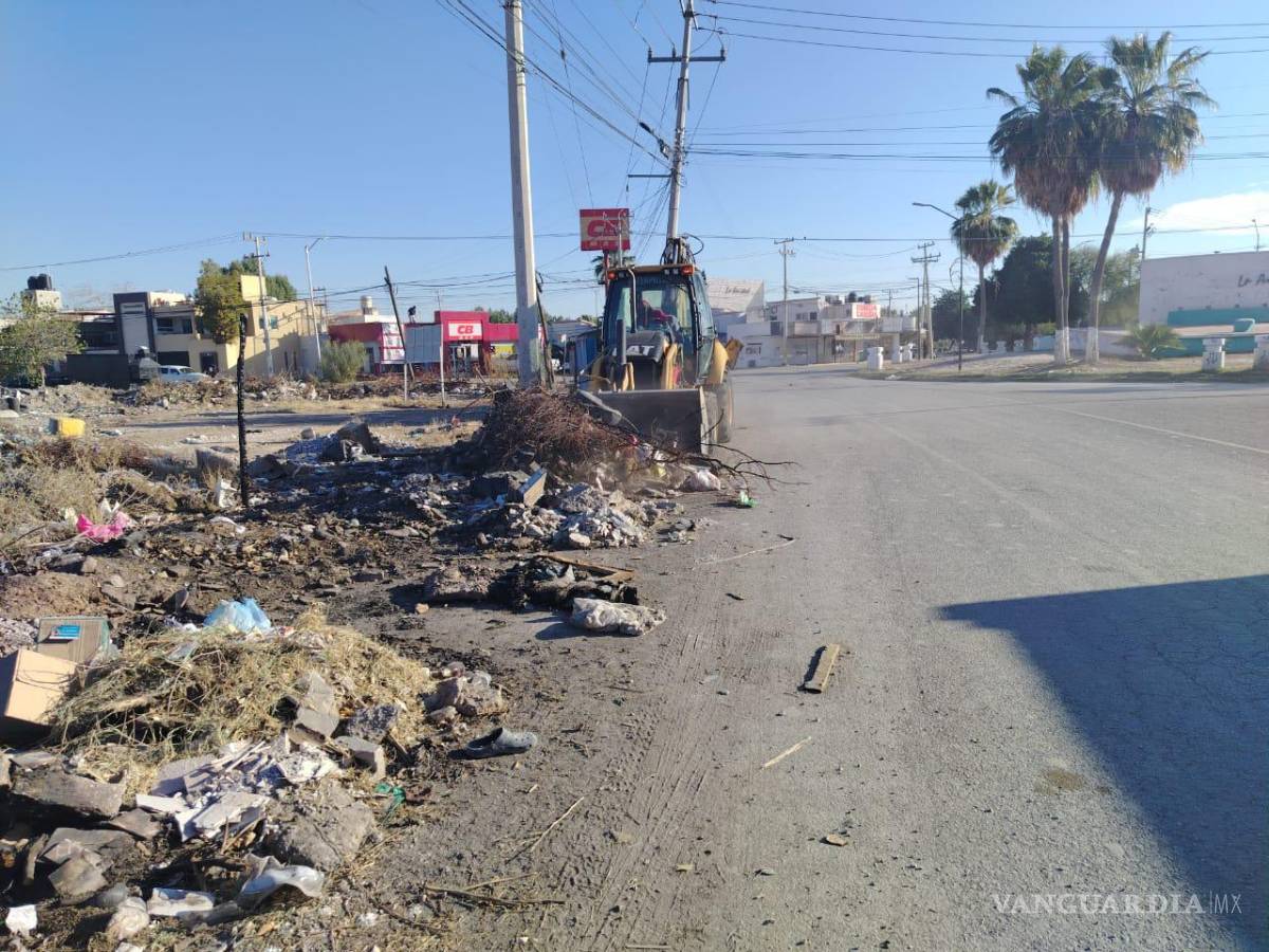$!Maquinaria pesada y cuadrillas municipales participaron en el retiro de basura y escombro acumulados en vialidades de la colonia La Amistad.