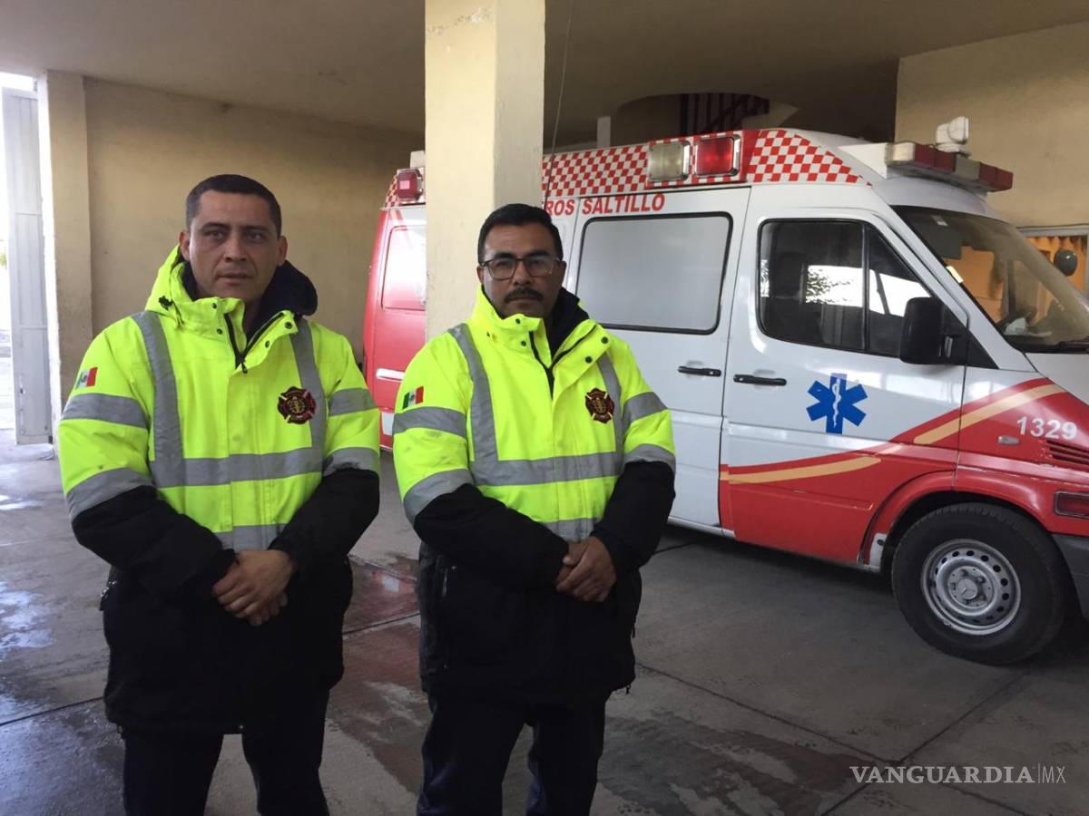 $!Bomberos 'reciben' a bebé en Saltillo