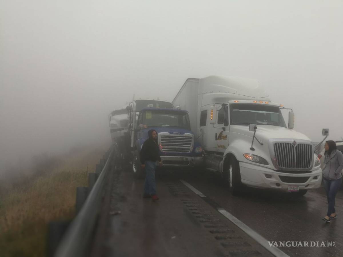 $!Carambola en autopista Saltillo-Monterrey por choque múltiple
