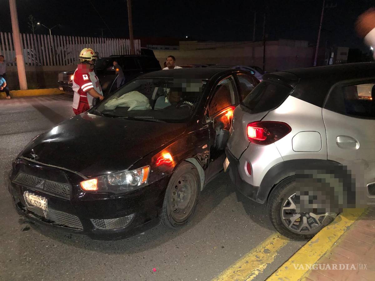 $!Ambas unidades quedaron en medio de la vialidad tras el aparatoso accidente provocado por el conductor del Renault.