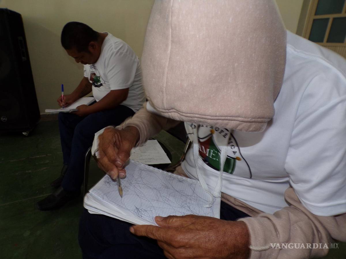 $!Juan no sabe escribir. Durante las clases de la iglesia, se pone a hacer círculos en el cuaderno que le entregaron.