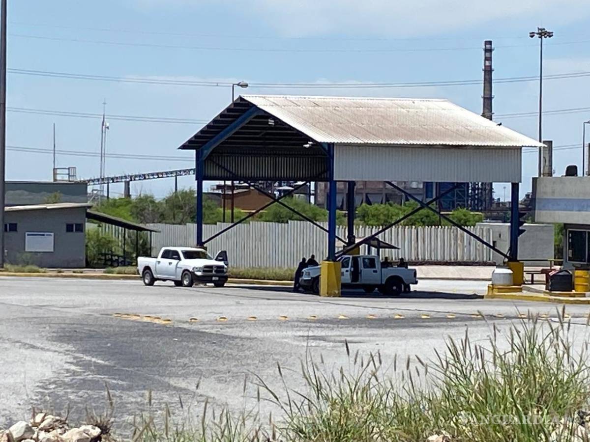 $!Con llantas, escombros y basura, los manifestantes impidieron el paso al personal de seguridad y externos.