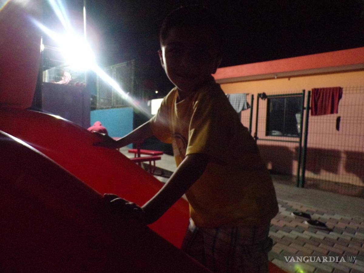 $!El pequeño Jona de 5 años, juega en la resbaladilla de la Casa del Migrante