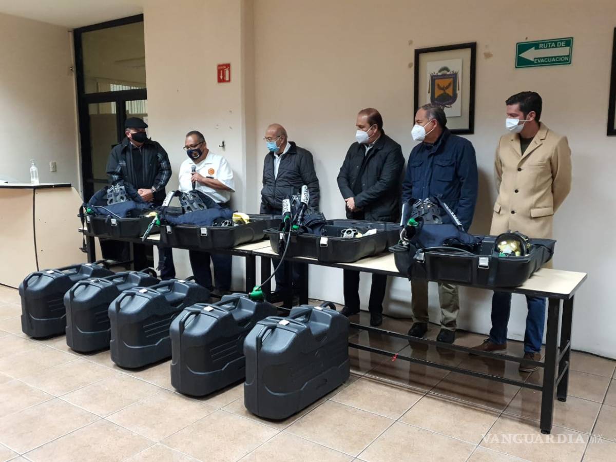 $!Entregan equipos de respiración autocontenida al Departamento de Bomberos en Piedras Negras