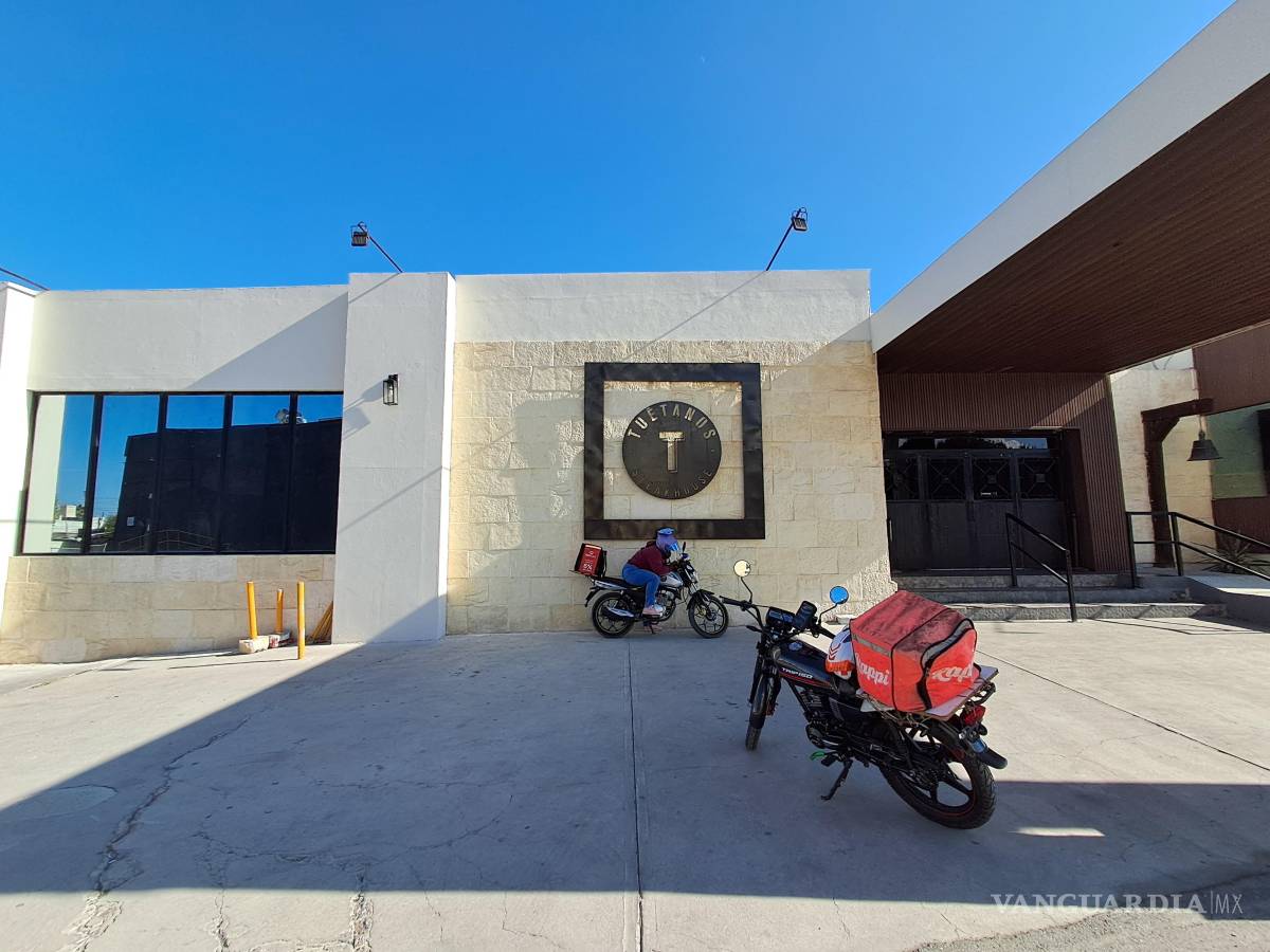 $!Los establecimientos que abrieron el Día de Navidad atendieron tanto consumo en mesas como pedidos para llevar.