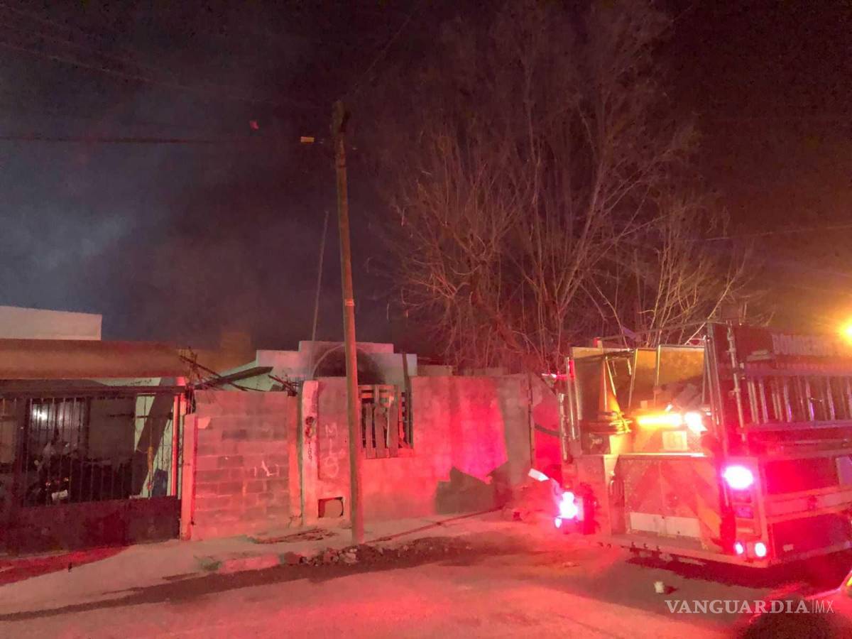 $!Vecinos reportaron el incidente a las autoridades, quienes, al llegar, fueron recibidas con violencia por parte de Virginia, la mujer responsable del incendio.