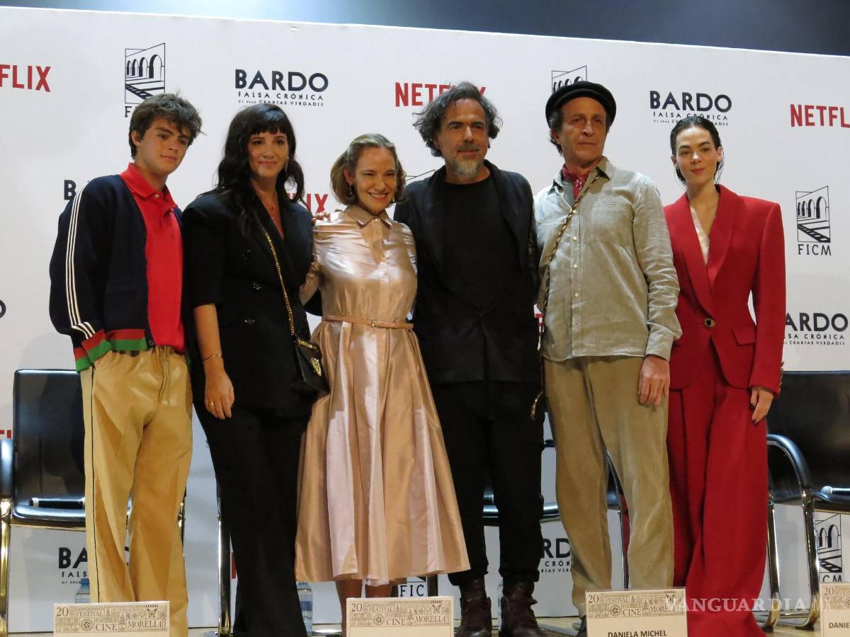 $!El actor mexicano Iker Solano, de izquierda a derecha, la actriz argentina Griselda Siciliani, la directora general del Festival Internacional de Cine de Morelia, Daniela Michel, el director mexicano Alejandro G. Iñárritu, el actor mexicano Daniel Giménez Cacho y la actriz mexicana Ximena Lamadrid, posan durante una conferencia de prensa para promover la película Bardo en el Festival Internacional de Cine de Morelia en Morelia, México, el sábado 22 de octubre de 2022. (Foto AP/ Berenice Bautista)