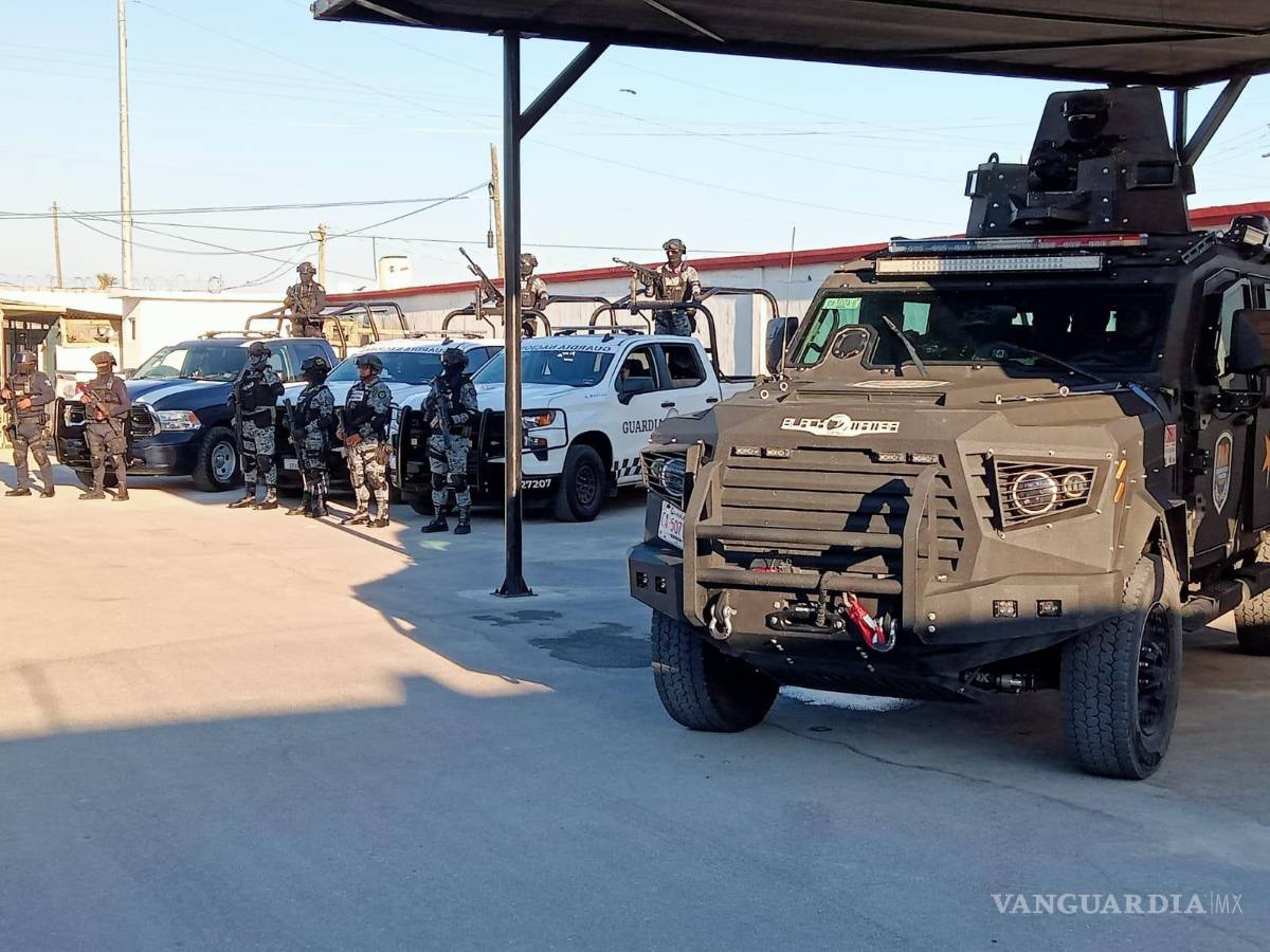 $!Arma larga y artefacto explosivo asegurados a uno de los detenidos.