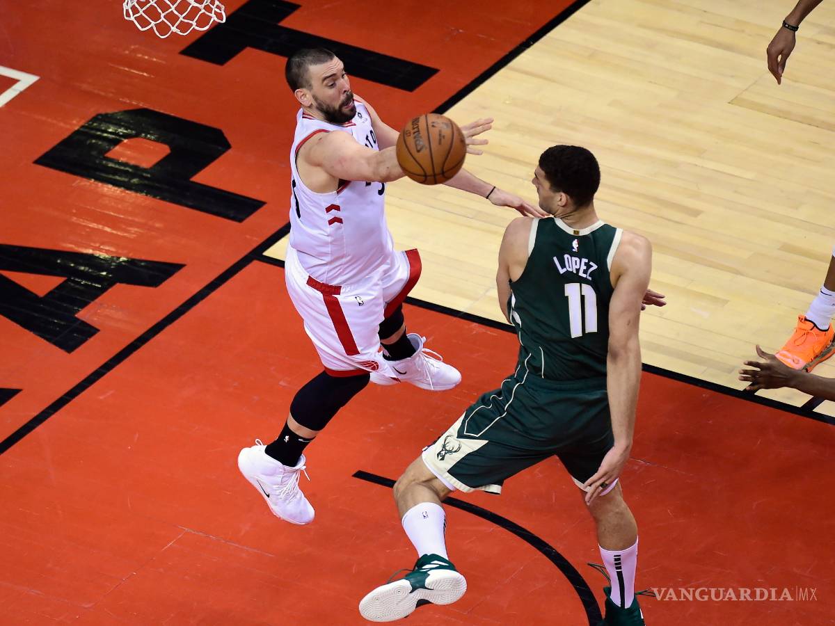 $!Kawhi Leonard vuelve al 'ruedo' y lleva a los Raptors a acercarse en la serie ante Bucks