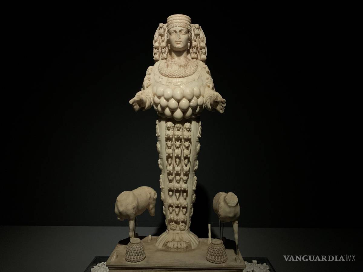 $!Una estatua de época romana de la diosa de la fertilidad Artemisa, conservada en el Museo de Éfeso en Selcuk, cerca de Esmirna. El Templo de Artemisa, cuyos restos están a 80 kilómetros al sur de Esmirna, fue una de los siete maravillas de la Antigüedad. EFE/Antonio Sánchez Solís