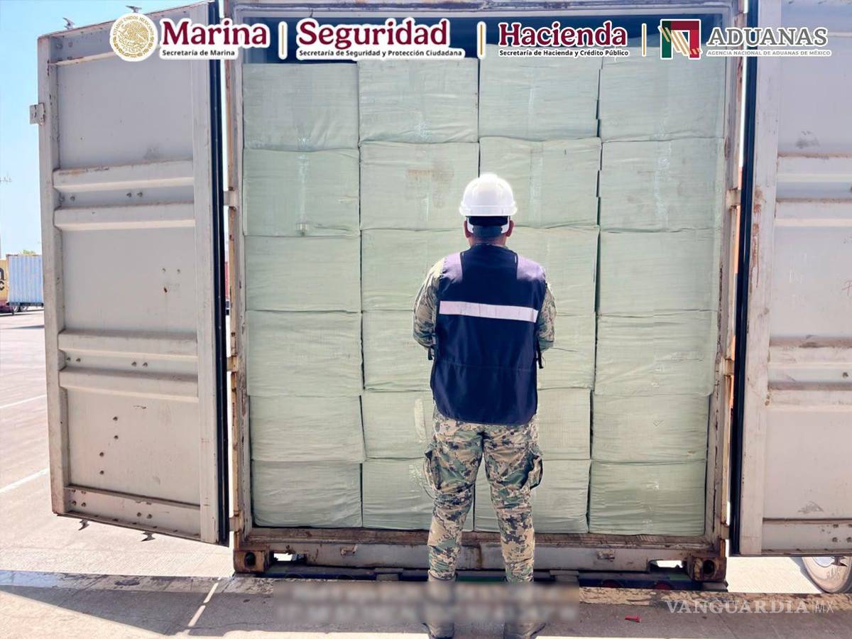 $!Aseguran cerca de 10 millones de cigarrillos apócrifos en el puerto de Lázaro Cárdenas, Michoacán