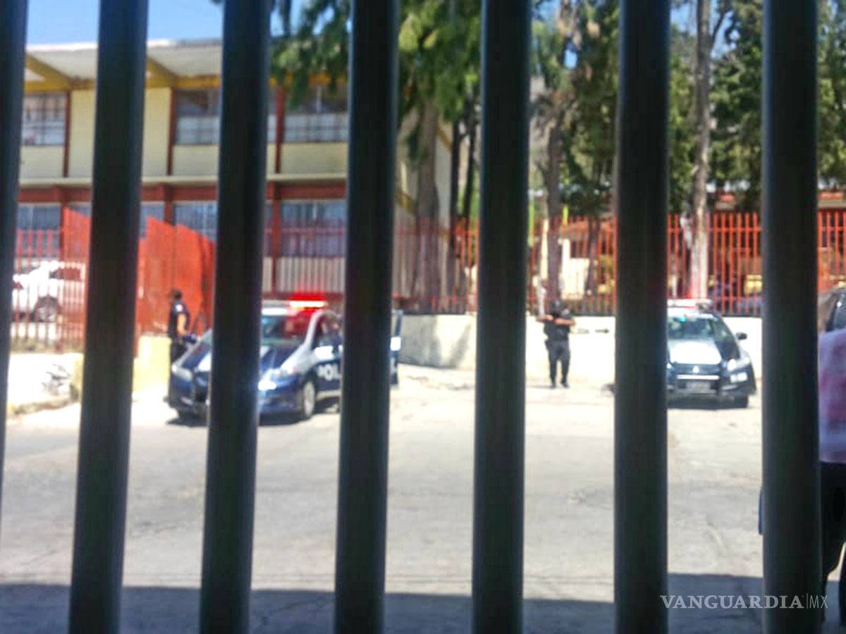 $!'El Club de la Pelea' afuera de la ‘secu’... papás se lían a golpes con alumnos para ‘arreglar’ los problemas de sus hijos (video)