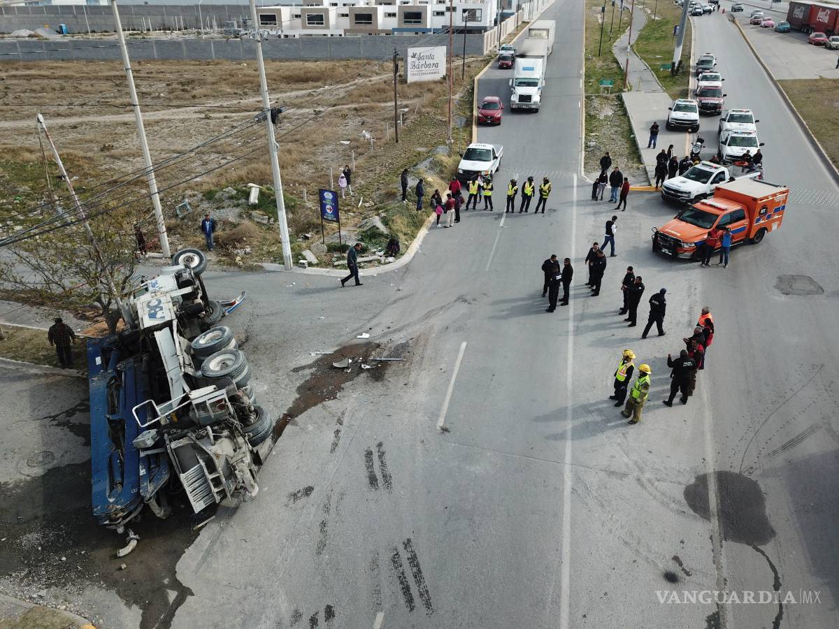 $!Accidente en Saltillo entre camión de pasajeros y tráiler, deja al menos 30 lesionados (Video)