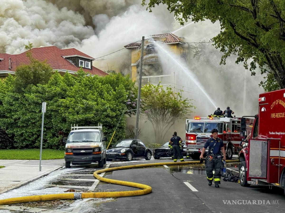 $!Bomberos y policías de Miami trabajan extinguiendo un incendio en el edificio de departamentos Temple Court Apartments en Miami.