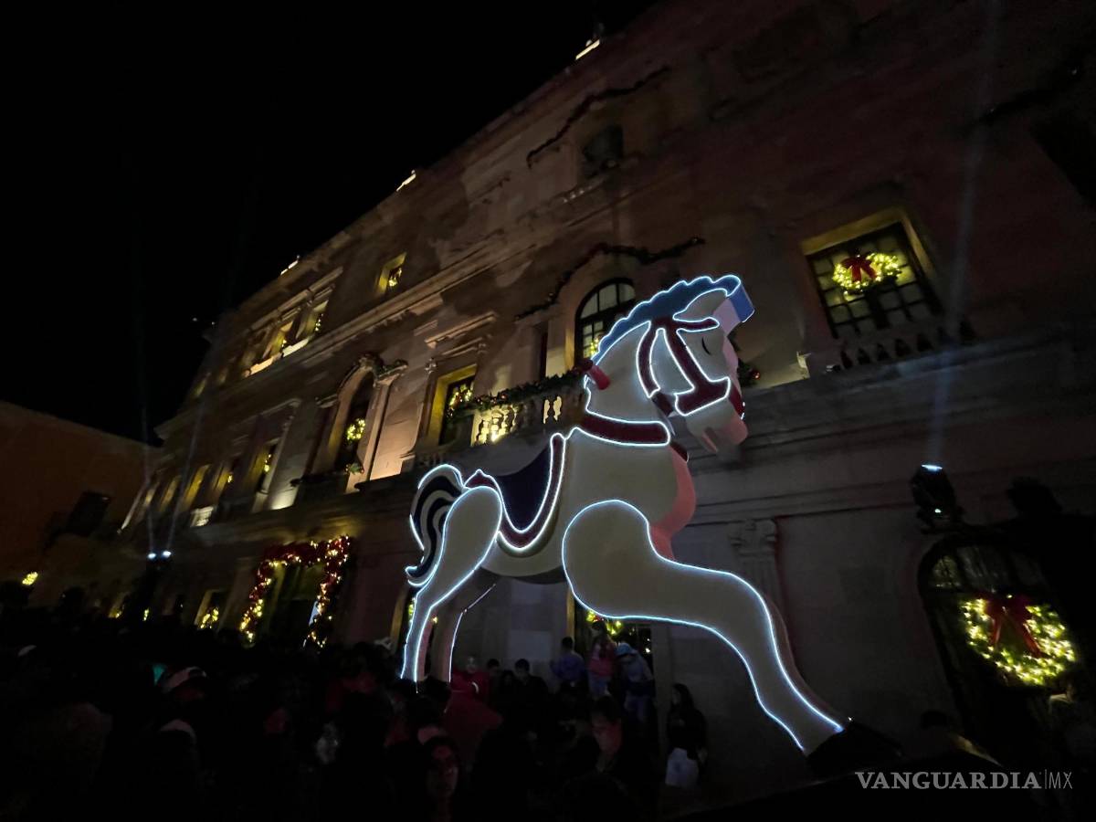$!La principal plaza de la ciudad está decorada con motivos decembrinos.