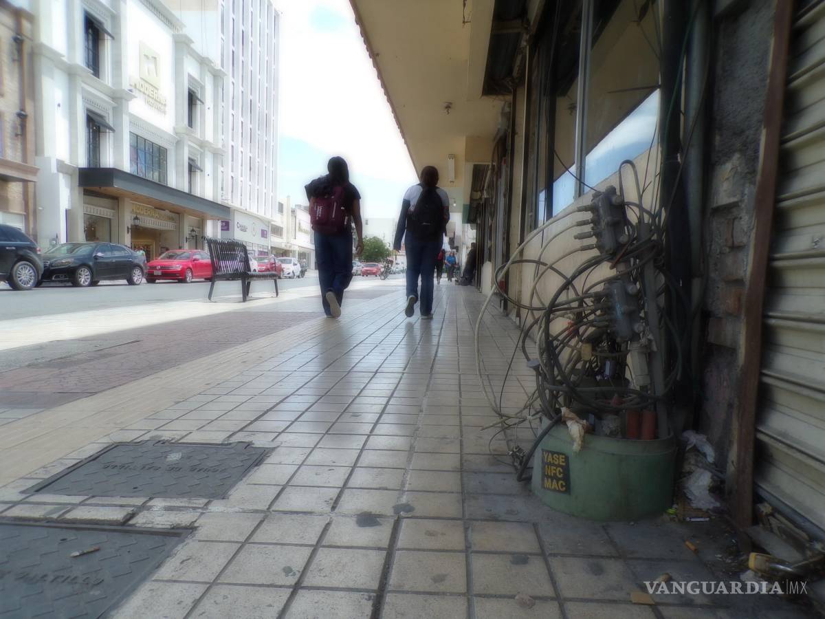 $!Además del destrozo de muchas banquetas en el pavimento, también muchas calles tienen otros obstáculos como cables y mangueras sueltas.
