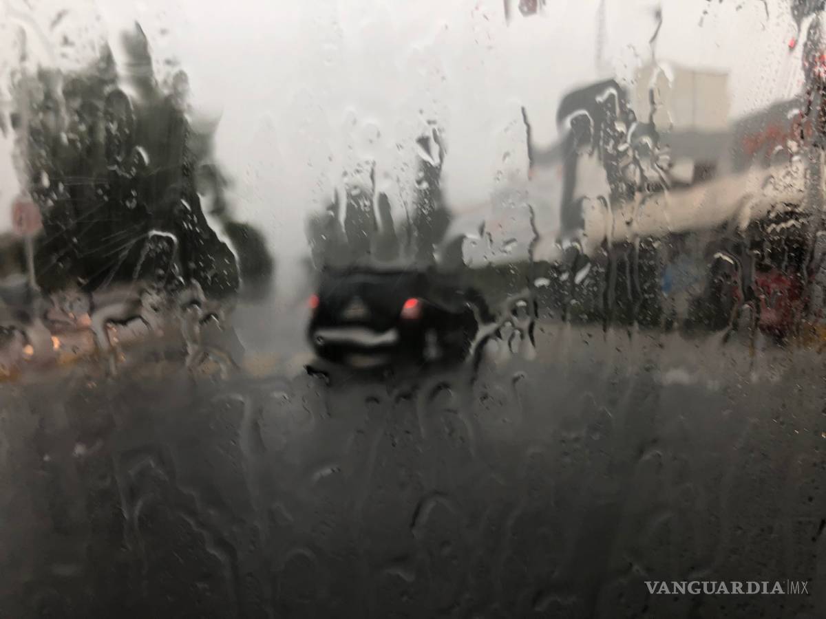 $!Cierran vialidades de Saltillo por fuertes lluvias