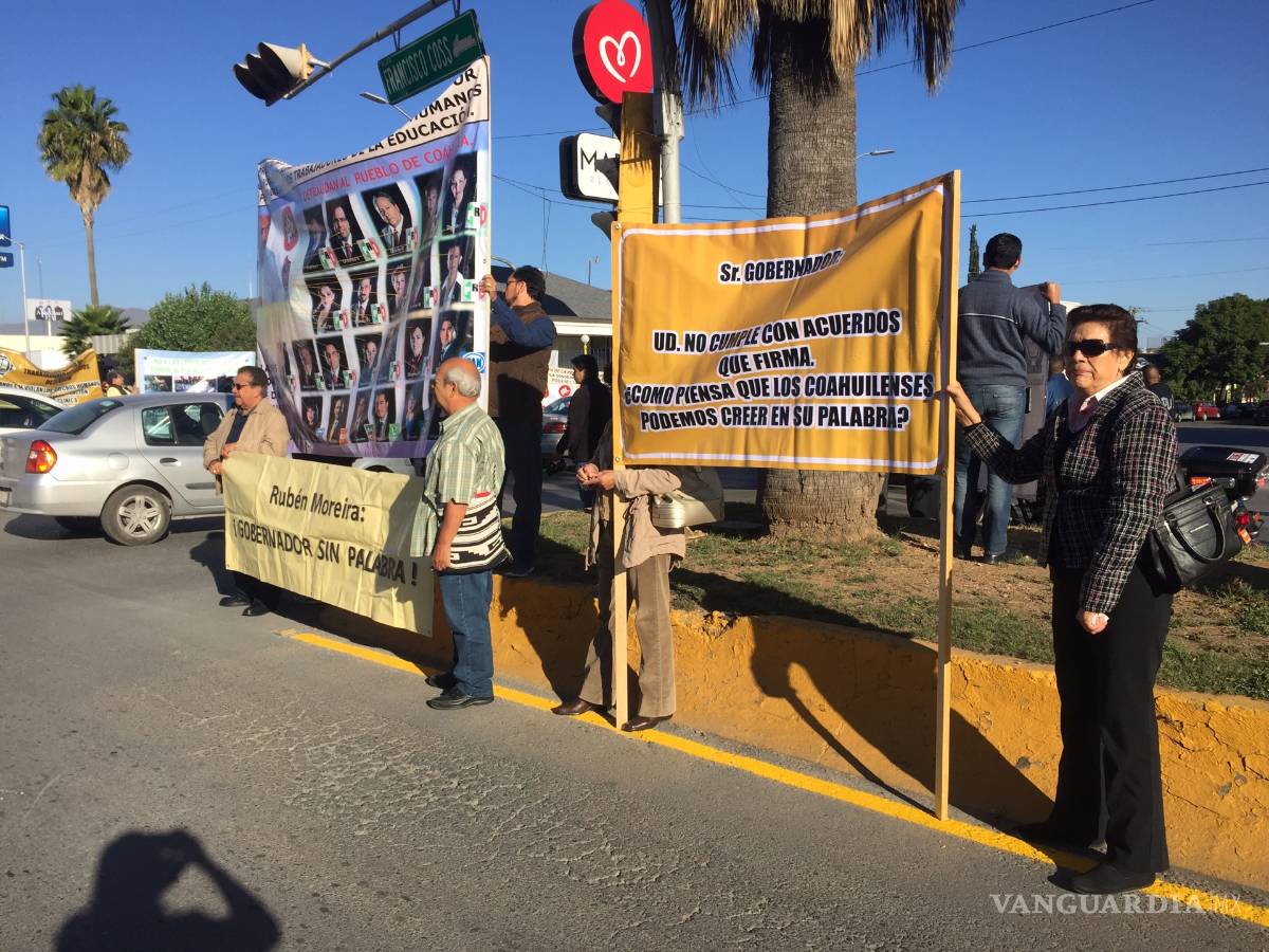 $!Maestros se manifiestan contra Rubén Moreira en su Quinto Informe de Gobierno