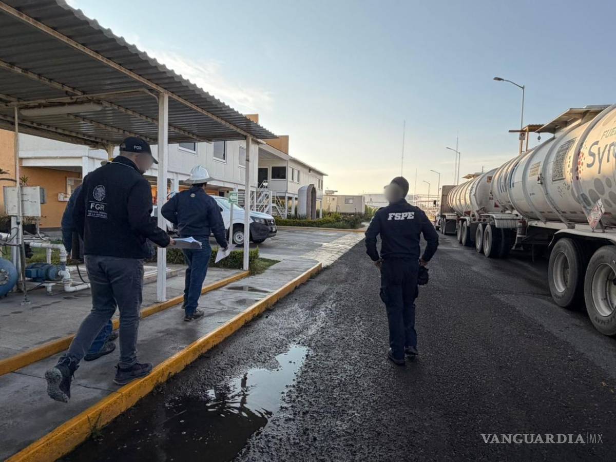 $!El operativo en San José Iturbide permitió asegurar tanques, unidades de carga y contenedores relacionados con la investigación.