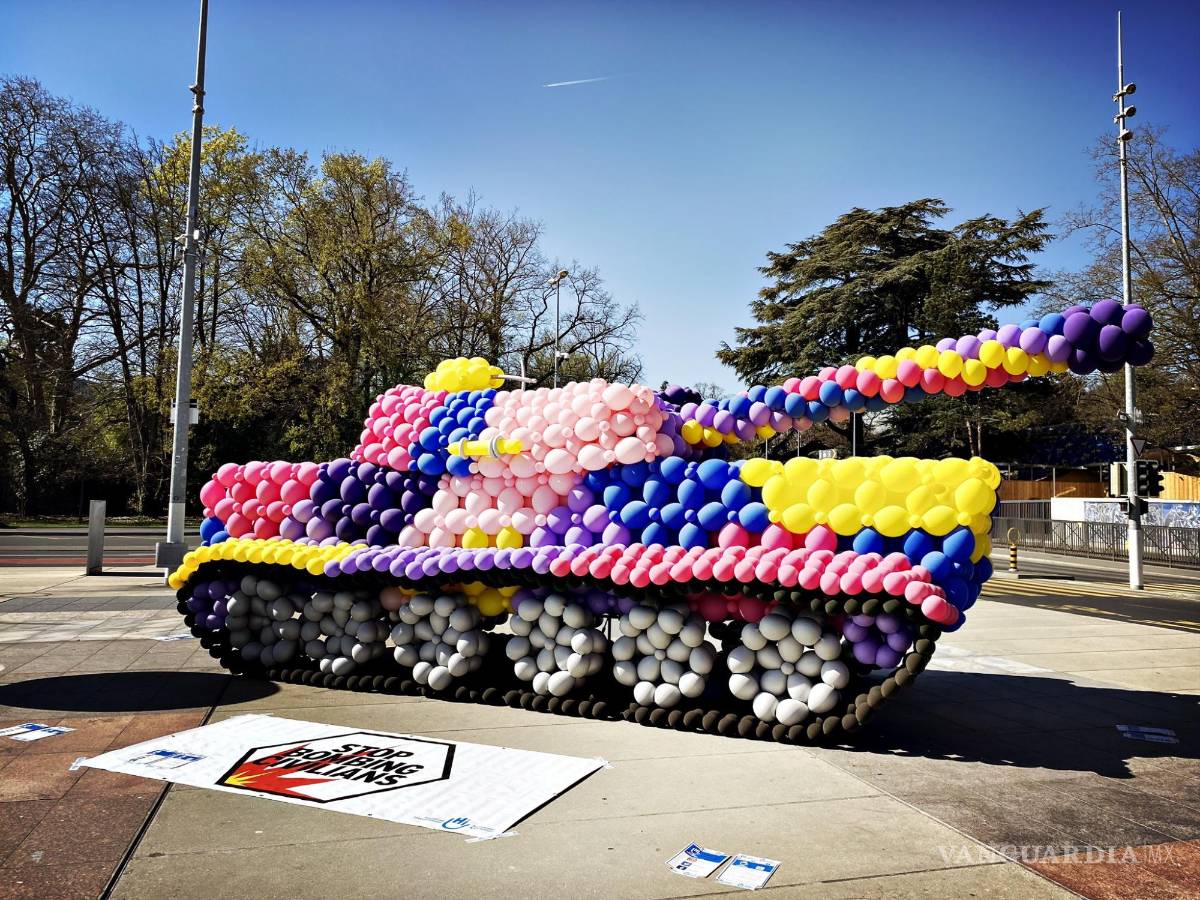 $!Un tanque hecho con globos biodegradables de la campaña ‘Stop Bombing Civilians’ de Handicap International.