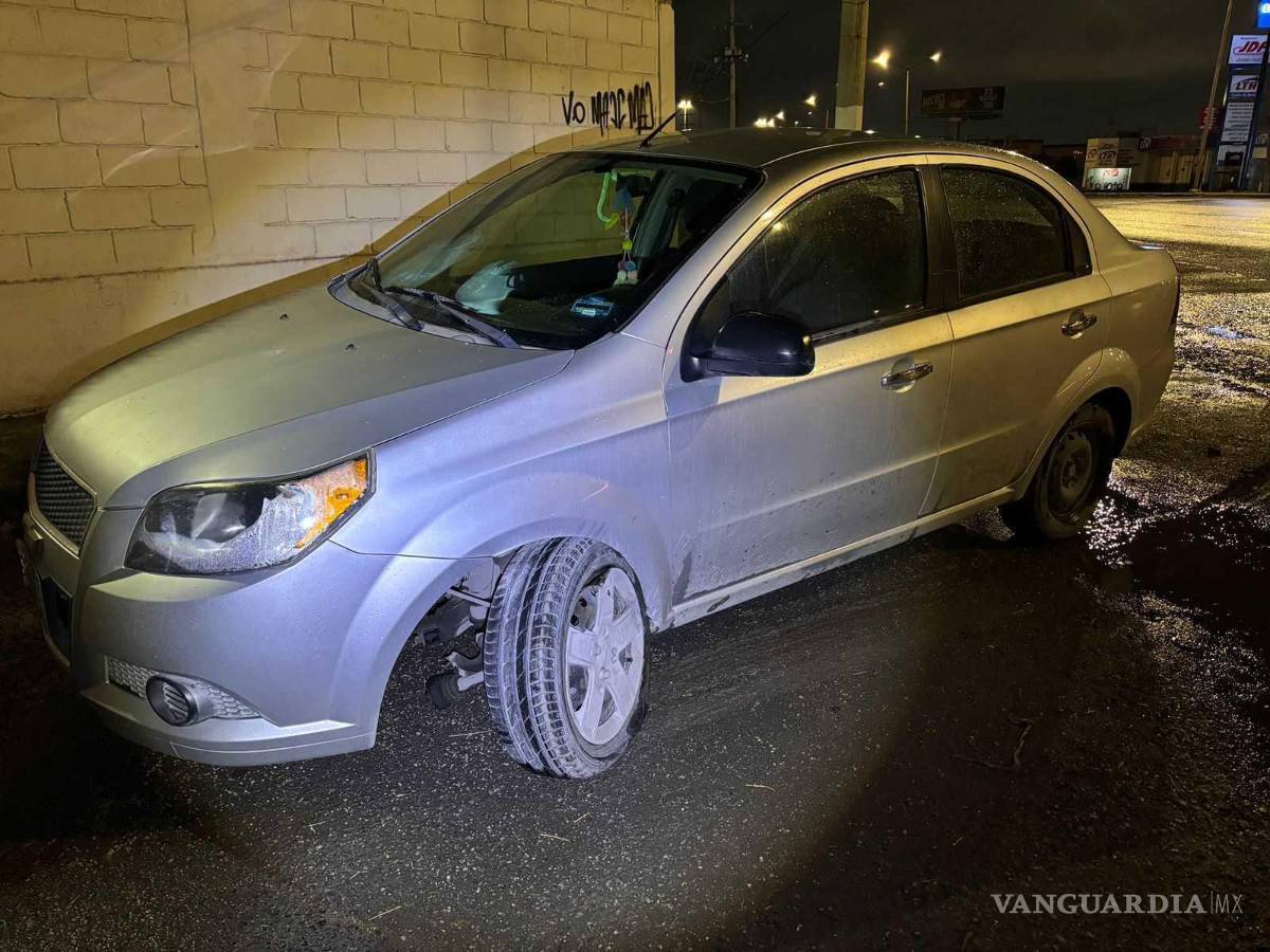 $!Llantas dañadas y fascias desprendidas fueron algunas afectaciones de los vehículos tras caer en el bache del bulevar Nazario S. Ortiz.