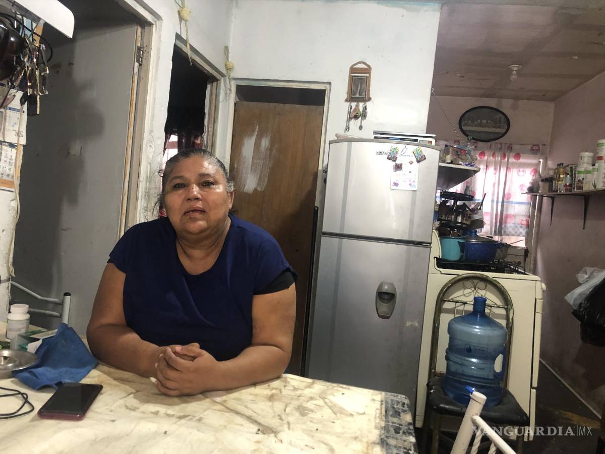 $!Anita Leos en el lugar donde trabaja como costurera para mantener a sus cuatro nietos.