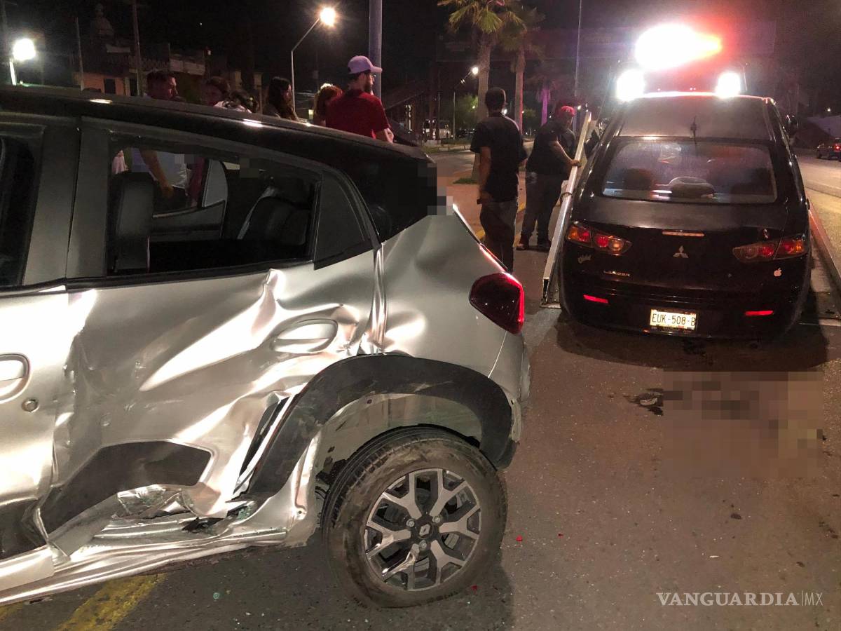 $!Los vehículos siniestrados fueron remolcados hacia un corralón por una grúa de plataforma.