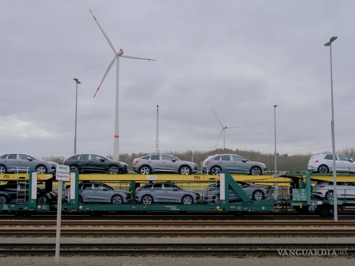 $!Los vehículos terminados salen en vagones de tren desde la fábrica de Volkswagen en Zwickau, Alemania