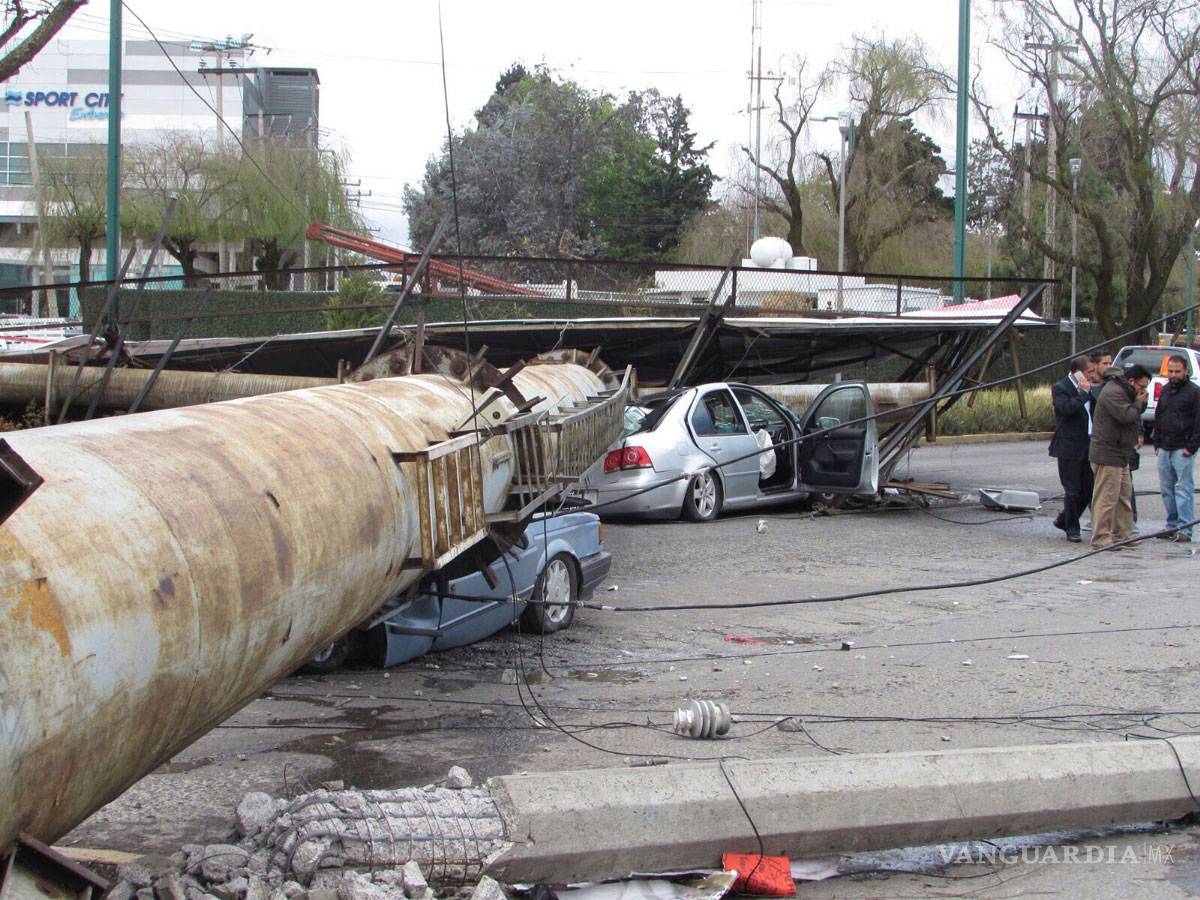 $!Ráfagas derriban más de 800 árboles en la CDMX; seis muertos en el país