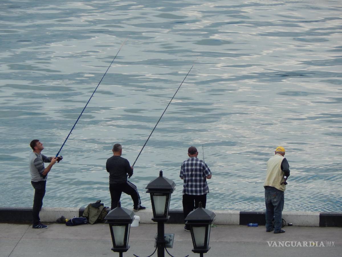 $!Unos pescadores cerca del puerto de Batumi. EFE/Misha Vignanski